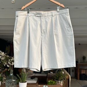 Tommy Bahama cream beige pleated front mens shorts size 40